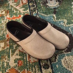 Cream/light tan Dansko clogs size 40